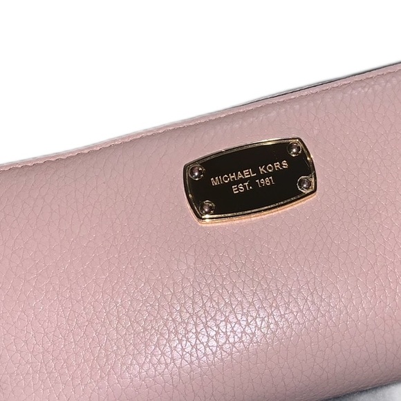 Michael Kors Jet Set Travel Continental Wallet
W/ attached wristlet strap - Picture 6 of 6